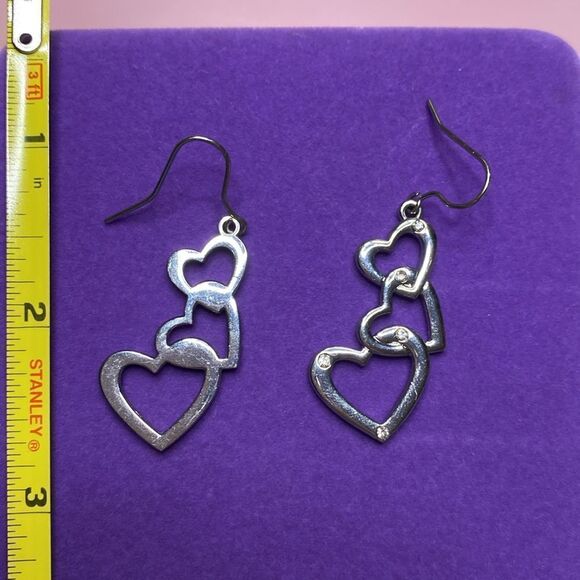 💛 Classic Silver Tone Heart Crystal Drop Earrings - Picture 3 of 4